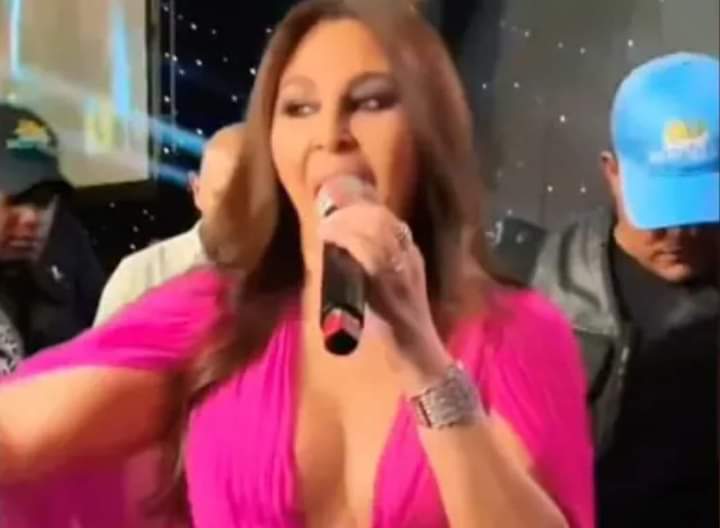 فستان إليسا الفاضح يلفت الأنظار.. هذا ما لاحظه الجمهور!