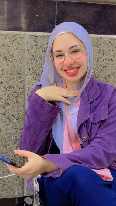 تهنئة بمناسبة التخرج لتسنيم احمد إبراهيم الدسوقى من الجامعه الصينيه اقتصاد وتجاره دوليه تخصص استثمار وماليه مع مرتبه الشرف