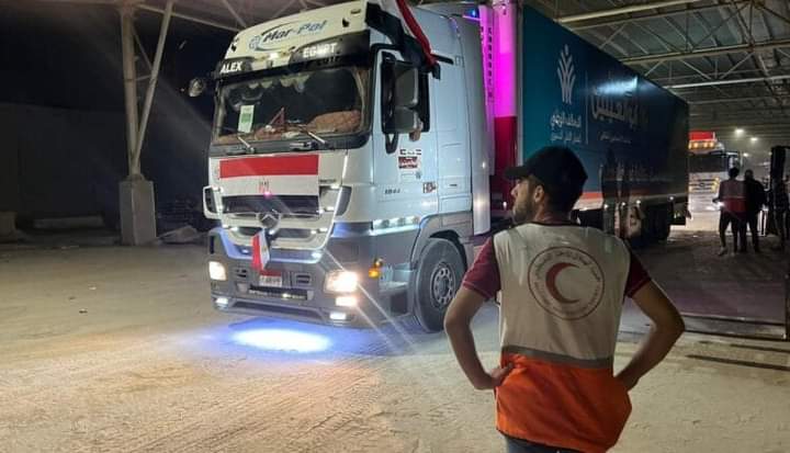 شاحنة ومركبات إسعاف.. الهلال الأحمر الفلسطيني يتسلم مساعدات جديدة عبر معبر رفح