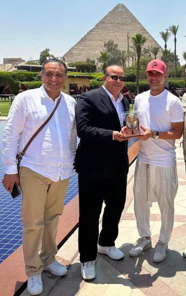 صورة بعد الحصول على الثلاثية.. غوارديولا يقضي عطلته في مصر ويزور الأهرامات