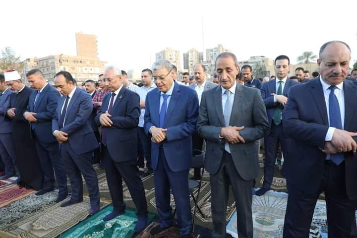 محافظ المنيا يؤدي صلاة عيد الأضحى بساحة مدرسة الفريق صفى الدين أبوشناف