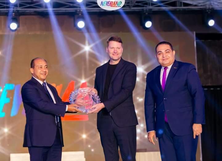 علي هامش حفل ترويج السياحة المصرية بالغردقة.. كامل أبو على يكرم alltours العالمية