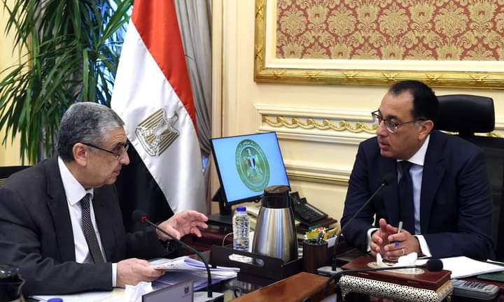رئيس الوزراء يتابع مع وزير الكهرباء عددا من ملفات عمل الوزارة