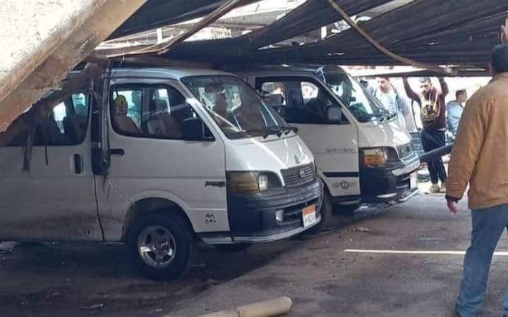 بسبب الرياح الشديدة.. انهيار موقف سيارات في الدقهلية