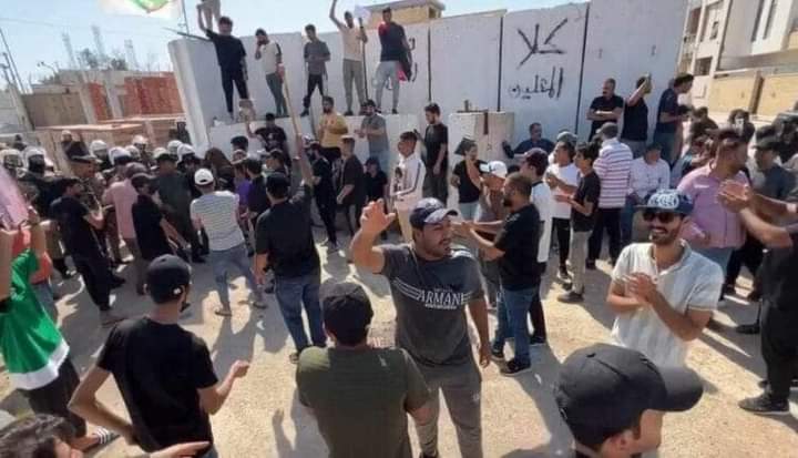 متظاهرون يقتحمون السفارة السويدية في بغداد احتجاجا على إحراق نسخة من القرآن