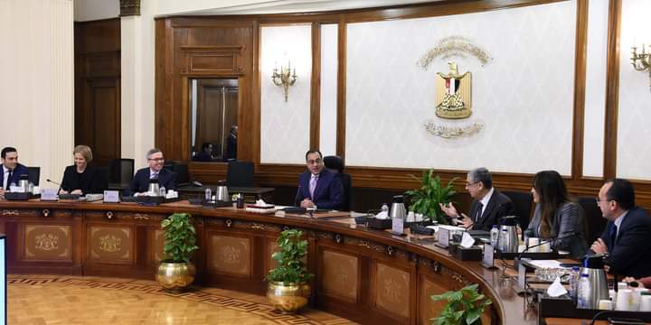 رئيس الوزراء يستعرض مع مسئولي شركة