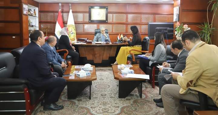 وزير القوى العاملة يلتقي وفداً من 