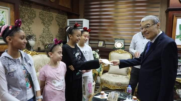 محافظ المنيا يهنئ أطفال مؤسستي البنات والبنين بمناسبة عيد الأضحى المبارك