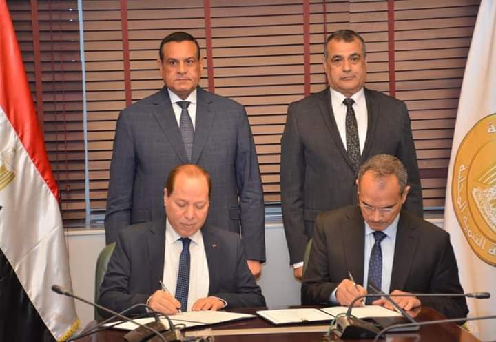 وزير التنمية المحلية والدولة للإنتاج الحربي يشهدان توقيع عقد اتفاق لتأثيث وتجهيز 329 من مجمعات الخدمات الحكومية بقري