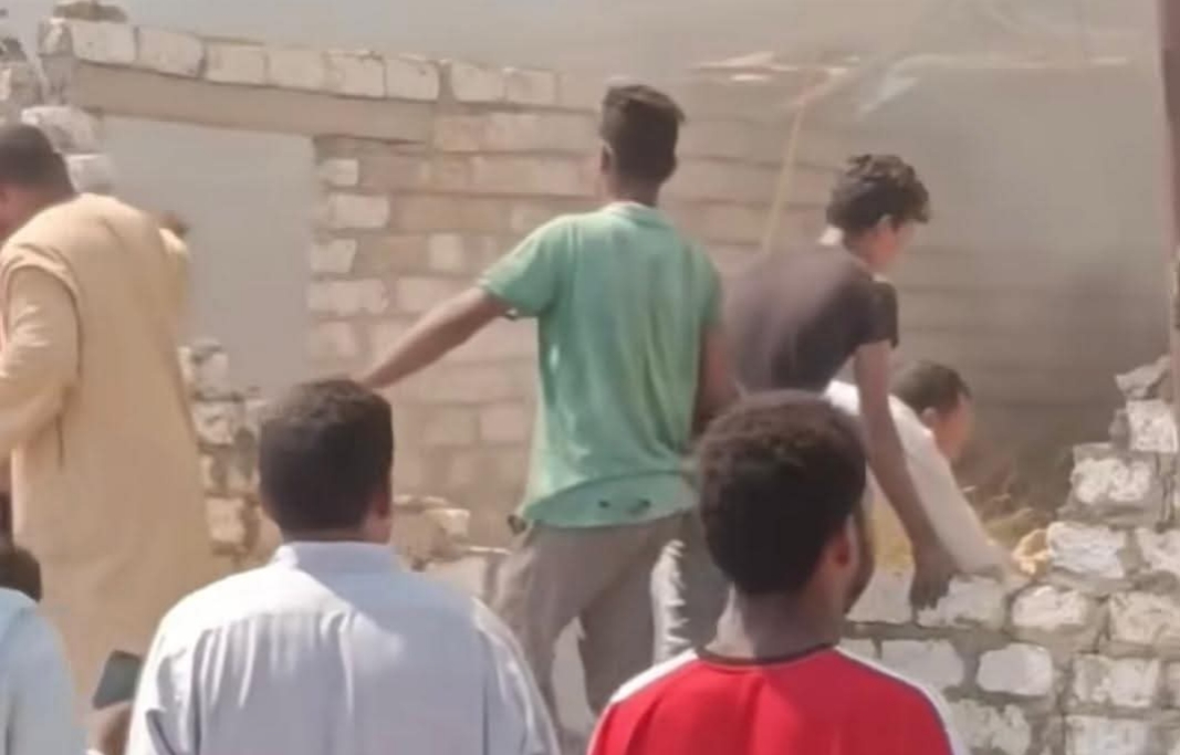 في واقعة مثيرة.. أهالي قرية النجاجرة يهدمون 