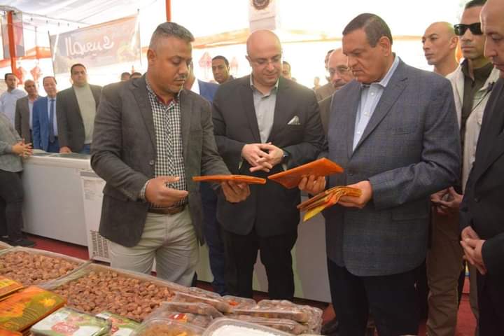 وزير التنمية المحلية ومحافظ بنى سويف يتفقدان معارض