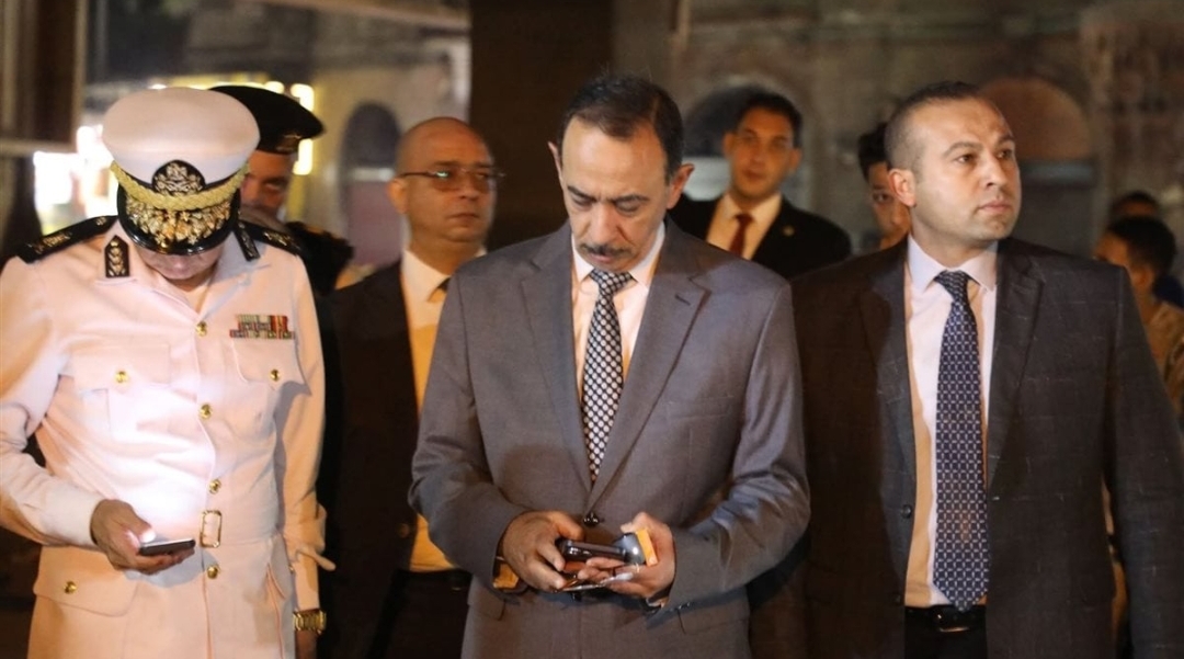 مدير أمن القاهرة يتفقد موقع حريق سنترال رمسيس بعد تجدد النيران 