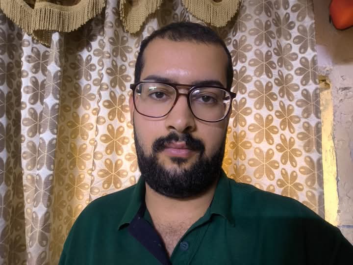 ايمن حسن داود.. شاب جمع بين الصحافة والكتابة والفن في عمر 23 عامًا