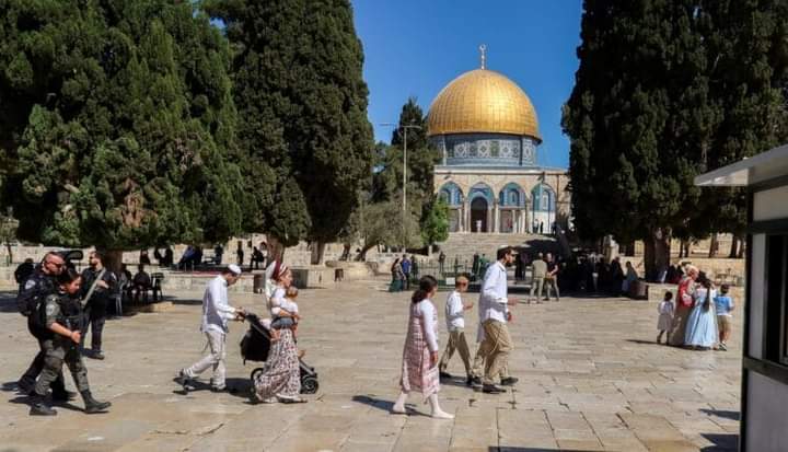 مستوطنون يقتحمون باحات المسجد الأقصى