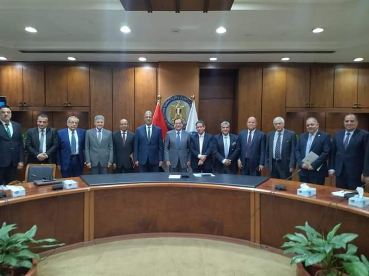 الملا يعقد اجتماعا مع قيادات وزارة البترول