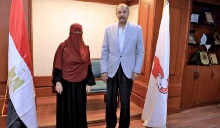 حديثي معك كان حديث أب لابنته..محافظ سوهاج يستقبل طبيبة المراغة بعد واقعة توبيخها 