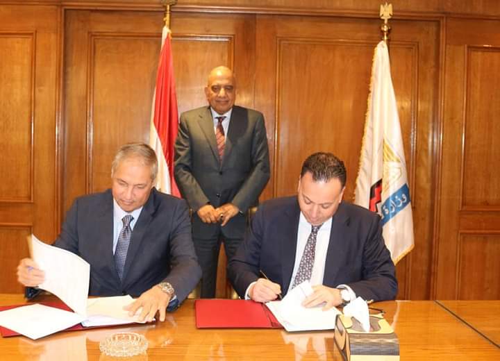 بعد نزاع دام 12عام وزير قطاع الاعمال يشهد توقيع اتفاق تسوية بين 