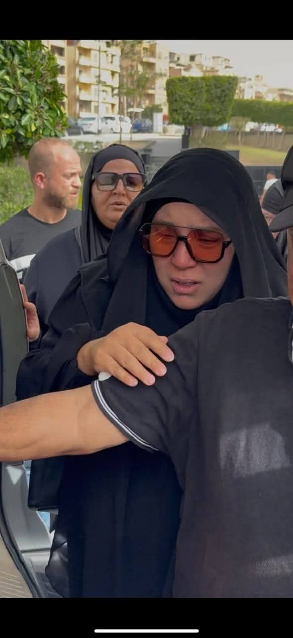 انهيار سمر نديم بجنازة والدها فى مسجد فاطمة الشربتلي بالتجمع الخامس
