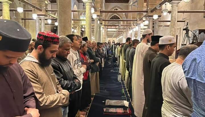 الاف المصلين من مختلِف جنسيات العالم يلتقون بالجامع الأزهر 