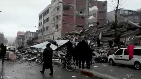 ارتفاع ضحايا زلزال تركيا إلى 1541 قتيلا.. ونائب الرئيس: نواجه صعوبة في إيصال المساعدات للمناطق المنكوبة