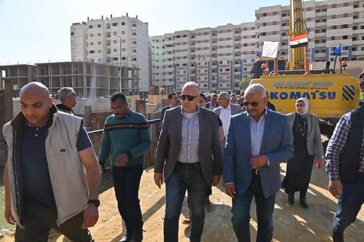 وزير الموارد المائية ومحافظ السويس يتفقدان محطة الشرب بالمحافظة