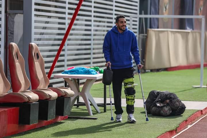 كريم فؤاد في التتش لبدء جلسات العلاج الطبيعي