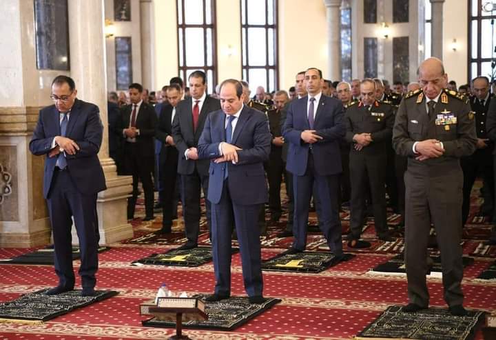 الرئيس السيسي يؤدي صلاة الجمعة بمسجد المشير طنطاوي بمناسبة يوم الشهيد