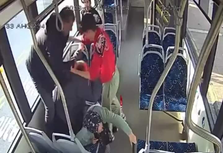 فيديو صادم لاعتداء وحشي على مسنين في حافلة نقل عام بتركيا