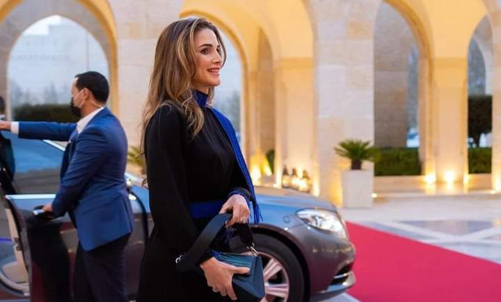 بفستان جميل . الملكة رانيا تضج أناقة في إفطار العائلة المالكة في رمضان