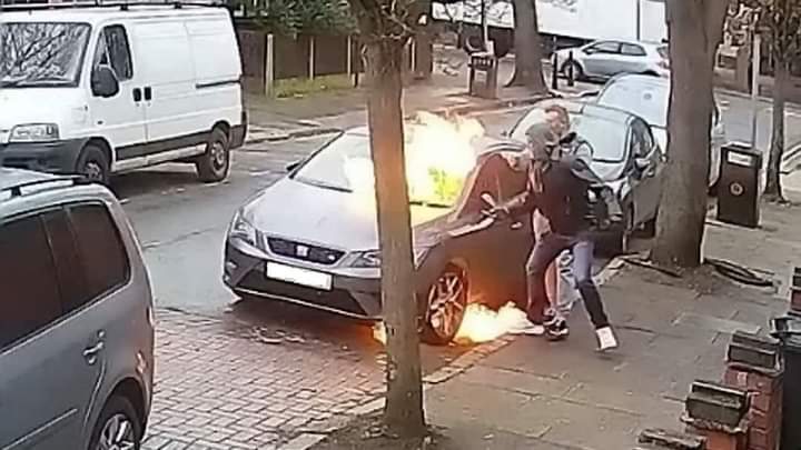رجل يحرق سيارة ويعتدي على صاحبها بالضرب