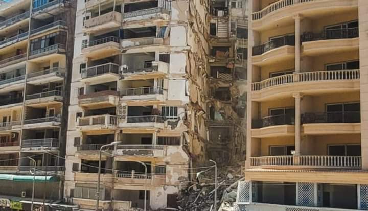 خروج 4مصابين في انهيار عقار الإسكندرية.. وتشكيل لجنة لمعرفة أسباب الحادث